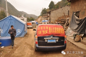  行走在廢墟之間，滿眼荒蕪、破敗。
