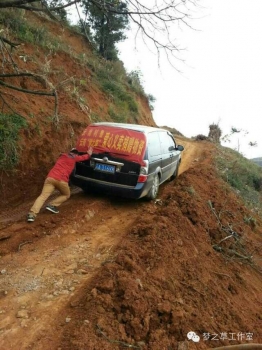  由于地震原因，道路崎嶇，再好的車也要靠人力推才能勉強(qiáng)爬上坡。