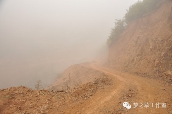 起霧了，原本美麗的霧氣卻暗含危險，把本來就十分曲折的道路變得更加危險重重。