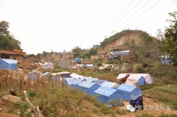 沿路上，雖然地震已經(jīng)過去很久，但失去家園的人們還是只能住在這樣的救災(zāi)帳篷里。
